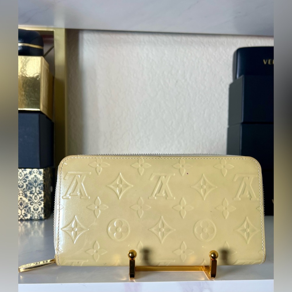 Louis Vuitton Neutrals Monogram Zippy Vernis Wallet - Picture 13 of 16